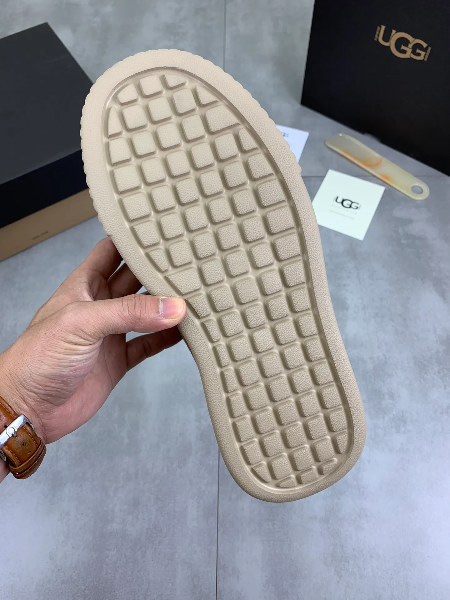 Men's shoes 💰P640 [New style] 💰 🆘 "Real wool" [UGG] 👉The popular men's shoes are synchronized with the official website 🔰The quality of the genuine products [satisfied] is not comparable to the imitations in the general market 🌀The upper is imported Italian frosted cowhide, and the lining is: foot pad 🅰️ grade 🐑Real wool👻Only Grade A can show the effect The hand feels smooth and delicate 🔱The shoe shape is grand, only genuine manufacturers can do it 🎄The perfect toughness of the original outsole 👻⬛️ allows customers to say goodbye to one-time consumption. Real wool lining, super warm. Available in black, brown and gray. Size: 39-44